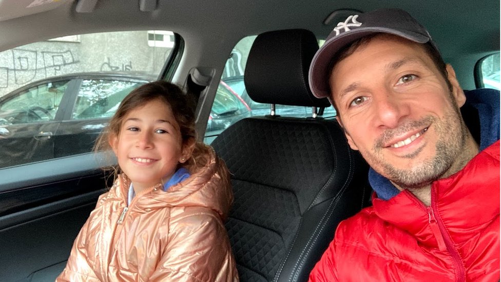 Tragedija u Beogradu: Tate i ćerke iz „Ribnikara", od najveće ljubavi do nesagledive tuge 2 Ivan je uživao u trenucima sa Anom, čak i u vožnji i čekanju nje sa časova, jer su se usput ludo zabavljali