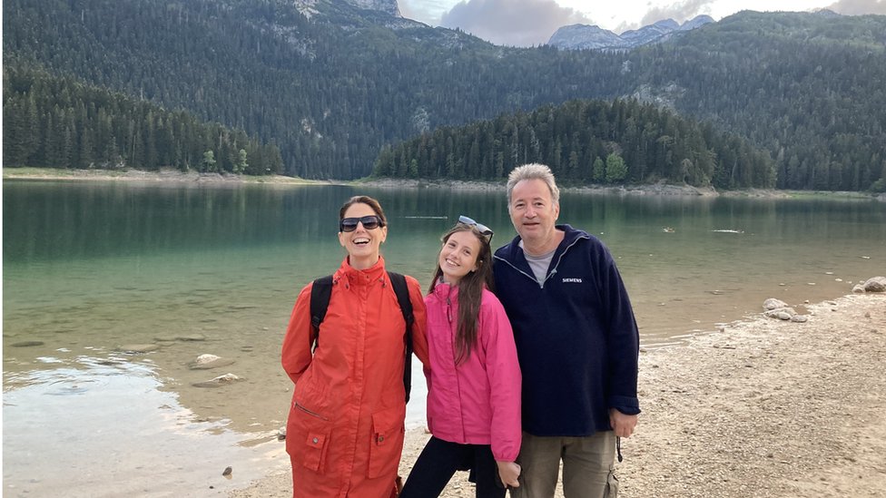 Tragedija u Beogradu: Tate i ćerke iz „Ribnikara", od najveće ljubavi do nesagledive tuge 5 Mama Miljana, Kata i tata Zoran