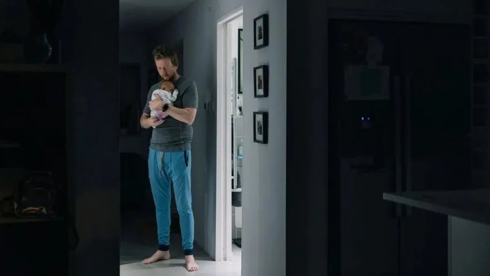 Starateljstvo u Srbiji: Kada roditelji zarate dete ispašta 4 Tata i beba