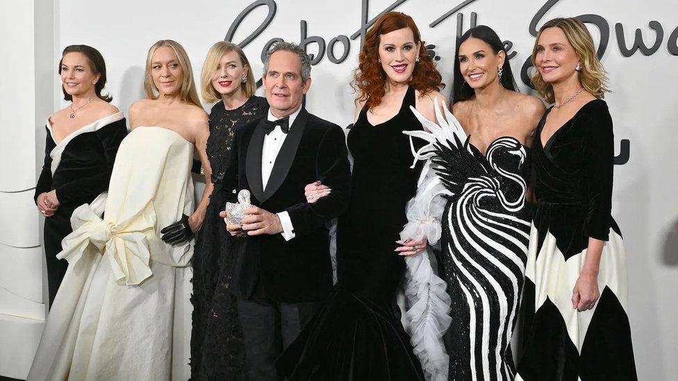 Zavada: Kako je skandalozna priča o Trumanu Kapoteu razotkrila tajne američkog visokog društva 3 U „Zavadi: Kapote protiv labudica" igraju Tom Holander, Naomi Vots, Demi Mur, Dajan Lejn, Kloi Sevinji, Kalista Flokhart i Moli Ringvold