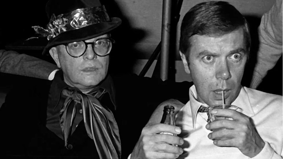 Zavada: Kako je skandalozna priča o Trumanu Kapoteu razotkrila tajne američkog visokog društva 4 Kapote i njegov oženjeni ljubavnik Džon O'Šej, koga „labudice" nisu volele