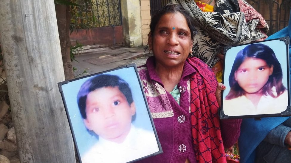 Nitu Kumari drži fotografije njene dece koja su nestala