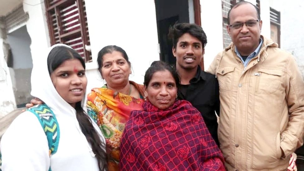 Nitu Kumari sa njenom decom i aktivistom Narešom Parasom