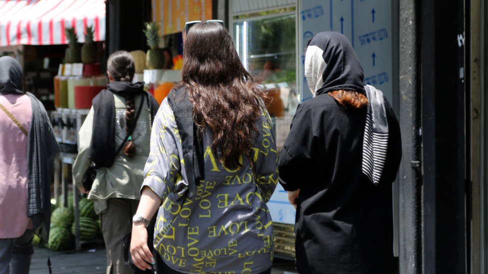 Iranke rizikuju zatvor svakodnevnim činovima otpora 3 Two women walk down a street in Iran without their hair covered