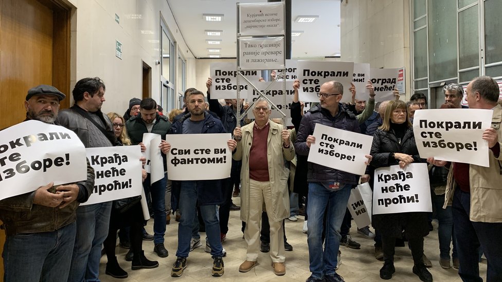 Izbori u Srbiji 2023: Odluka o novom glasanju u Beogradu poslednjeg dana roka, SNS za izbore 2 Ljudi sa transparentima