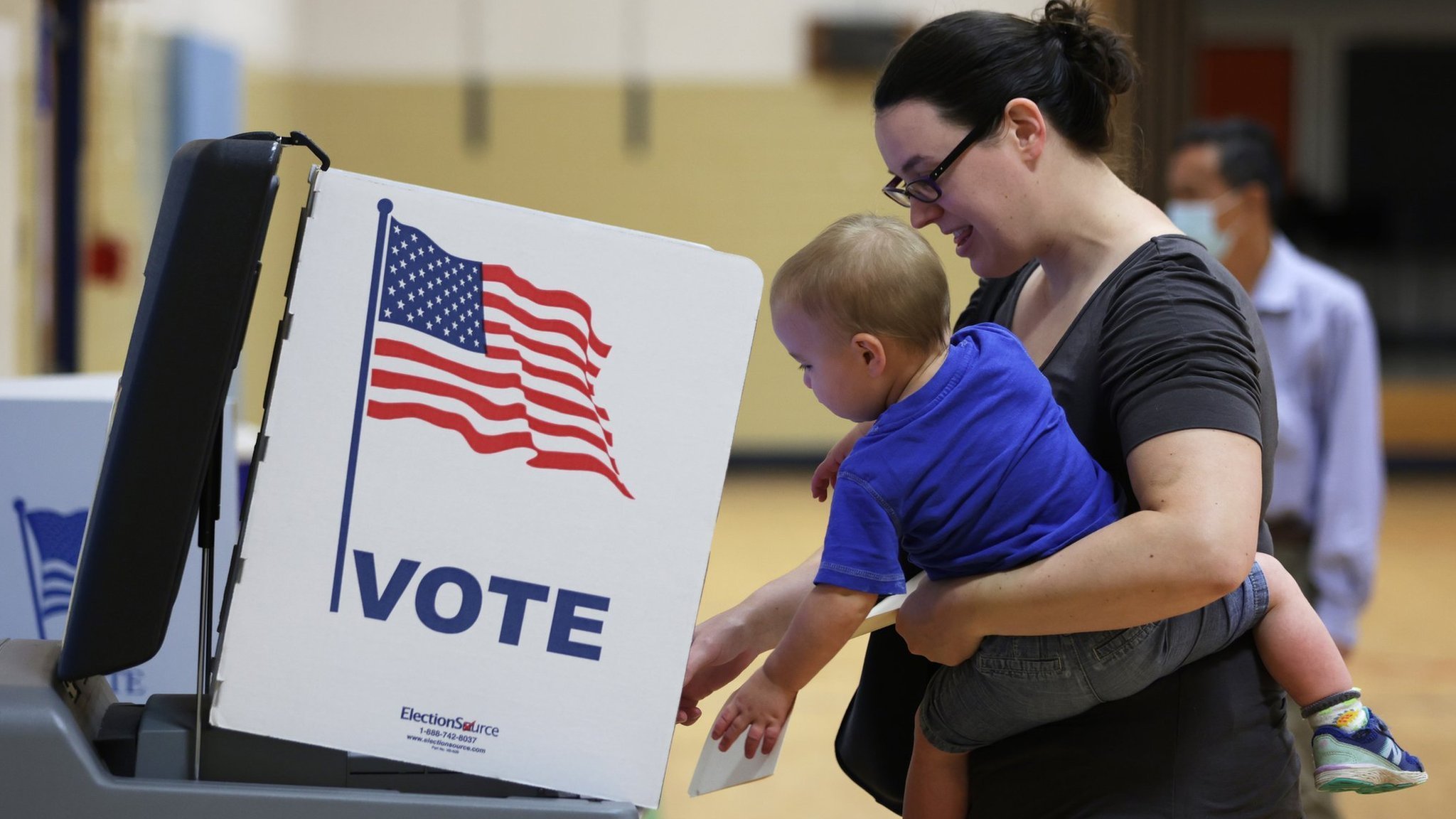 Žena koja nosi dete daje svoj glas na američkim predizborima u Virdžiniji