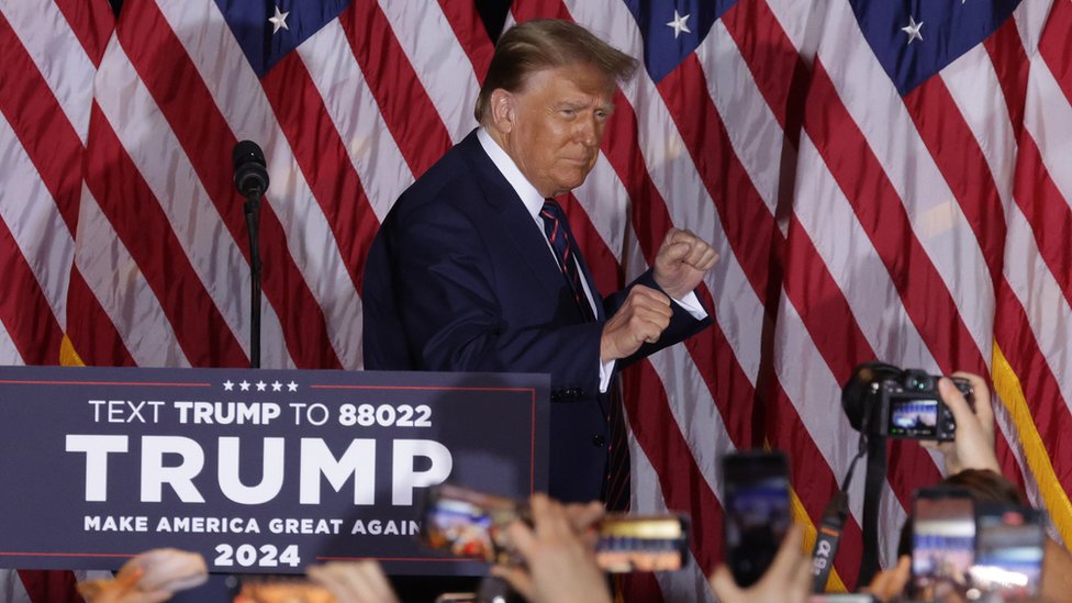 Donald Tramp slavi na sceni posle pobede na predizborima u Nju Hempširu u januaru 2024