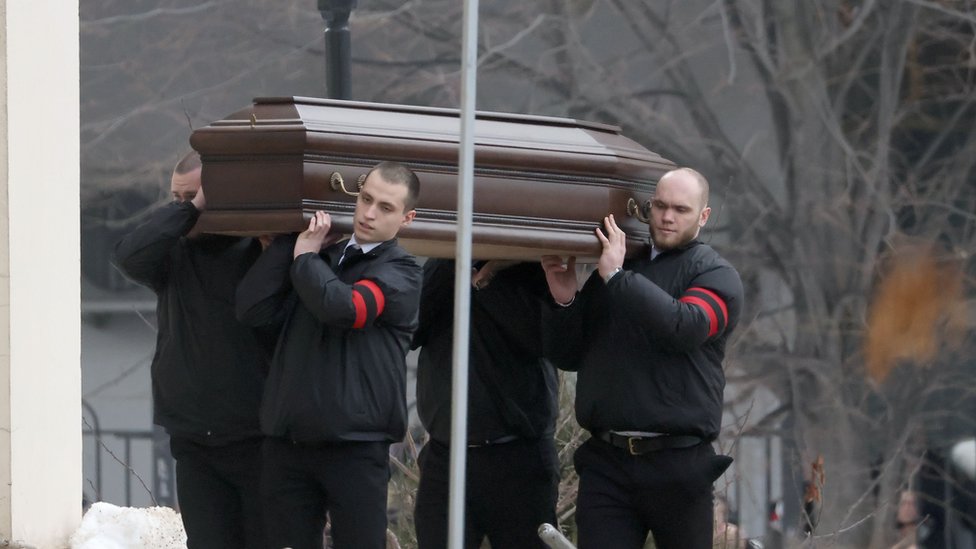 Aleksej Navaljni: „Nećemo te zaboraviti", uzvikuju ljudi na sahrani Putinovog kritičara u Moskvi, uz jake policijske snage 4 kovčeg