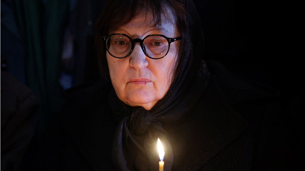 Aleksej Navaljni: „Nećemo te zaboraviti", uzvikuju ljudi na sahrani Putinovog kritičara u Moskvi, uz jake policijske snage 1 Majka Ljudmila Navaljna