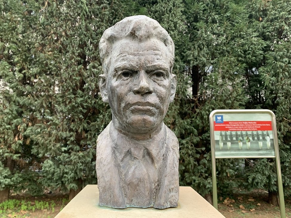 Bista Veljku Vlahoviću ispred Univerziteta Crne Gore