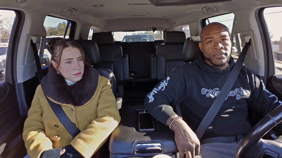 Amerika i društvene mreže: Trampove pristalice prave lažne slike da ohrabre crnce da glasaju za njega 3 Taksista Daglas sa BBC Marijanom Spring na suvozačevom sedištu