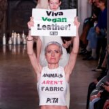 Moda: Borci za prava životinja prekinuli reviju Viktorije Bekam 5