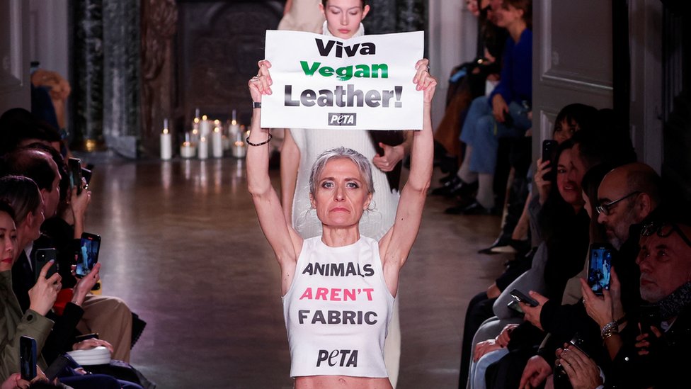 Moda: Borci za prava životinja prekinuli reviju Viktorije Bekam 1 Peta aktivistkinja koja nosi majicu sa porukom "životinje nisu materijal" i znak "živela veganska koža" na Nedelji mode u Parizu