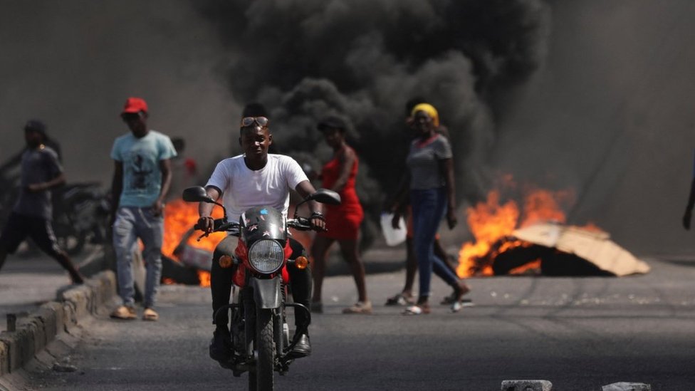 Haiti i nasilje: Proglašeno vanredno pošto su hiljade osuđenika pobegle iz zatvora 1 Neredi na protestima protiv vlade premijera Arijela Henrija