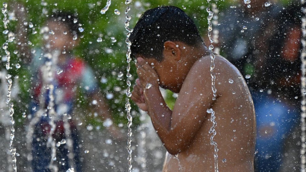 Klimatske promene: Rekordi padaju - i februar najtopliji u istoriji 1 A boy cools off in the waters of a fountain during hot weather in San Salvador.