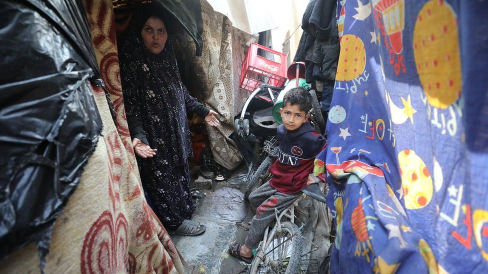 Žena i dete u improvizovanom šatoru na severu Gaze