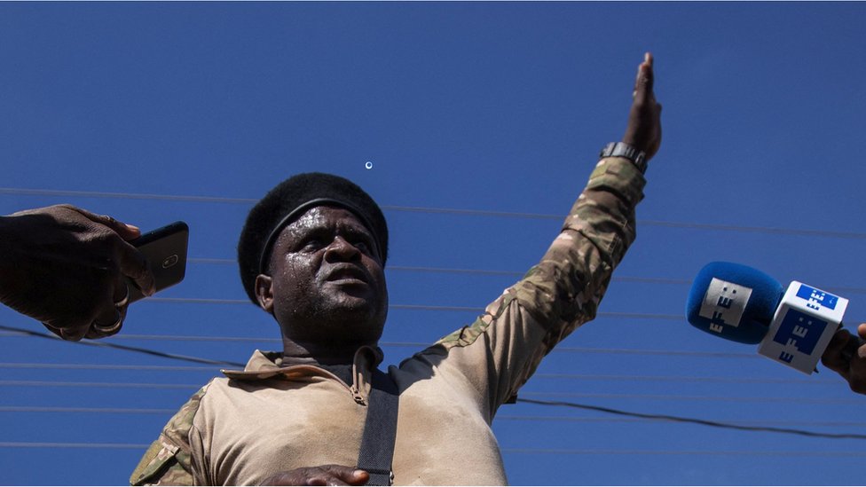 Nasilje na Haitiju: Ko je Džimi „Roštilj“ Šerizije, bivši policajac koji je postao vođa bande? 2 Džimi „Roštilj" Šerizije u uniformi sa podignutom levom rukom