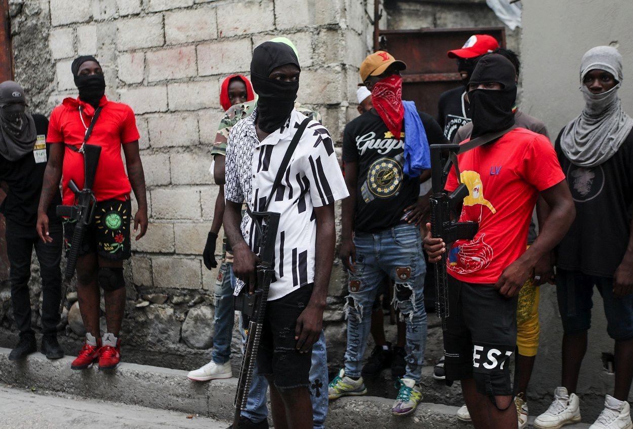 Naoružani članovi bande sa šalovima preko lica