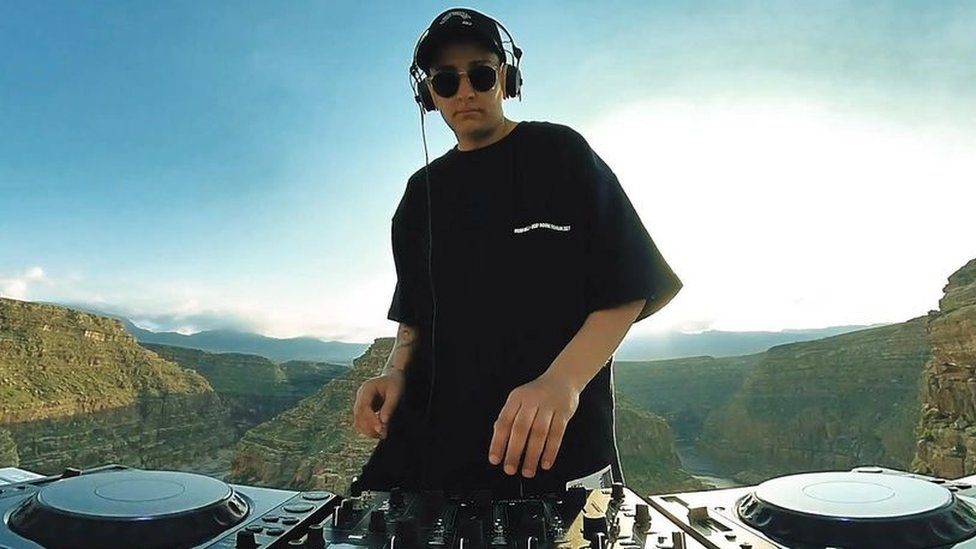 Iran: Ilegalni svet rejvova i dve Iranke za di-džej pultom koje drmaju plesni podijum i tabue 5 Nesa Azadikhah playing a set