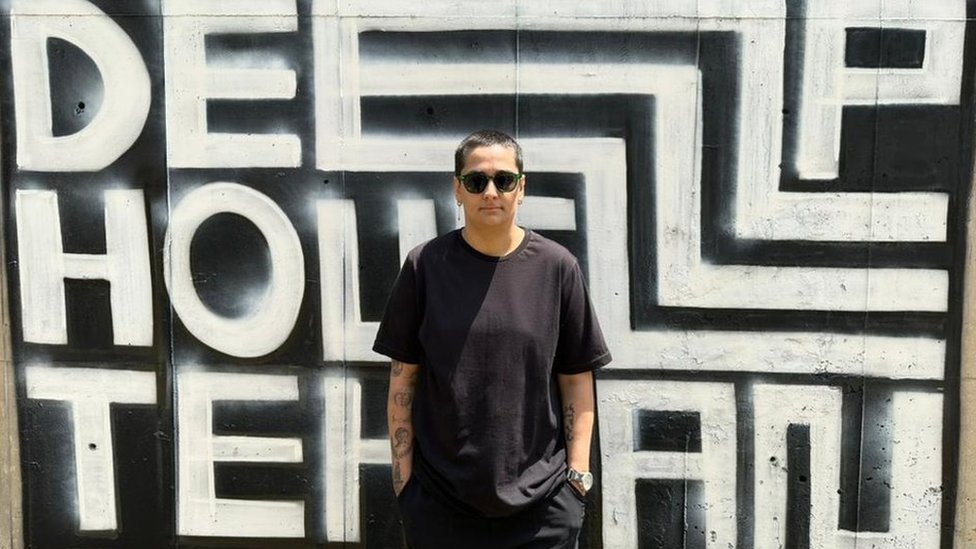 Iran: Ilegalni svet rejvova i dve Iranke za di-džej pultom koje drmaju plesni podijum i tabue 7 Nesa Azadikhah in front of a graffiti