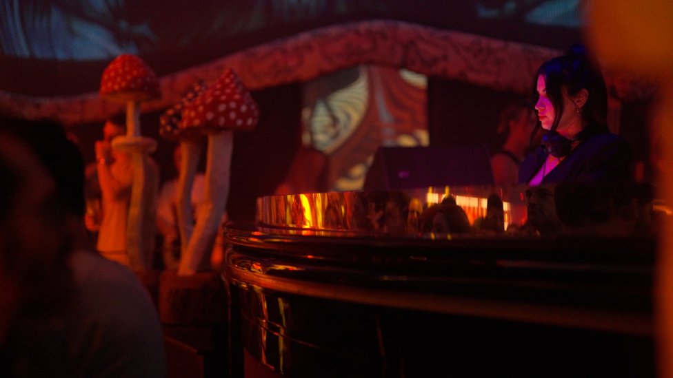 Iran: Ilegalni svet rejvova i dve Iranke za di-džej pultom koje drmaju plesni podijum i tabue 6 Paramida playing at a club