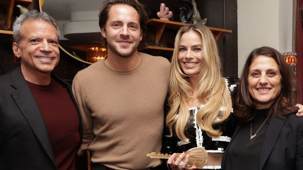 Film: Šefica Vornera kaže da bi „jako volela“ da se snimi nastavak Barbi 10 (sledva nadesno) Majk De Luka, Tom Ekerli, suosnivač LakiČep Entertejnmenta, sa suprugom Margo Robi koja drži ključ Merilin Monro, i Pem Ebdi