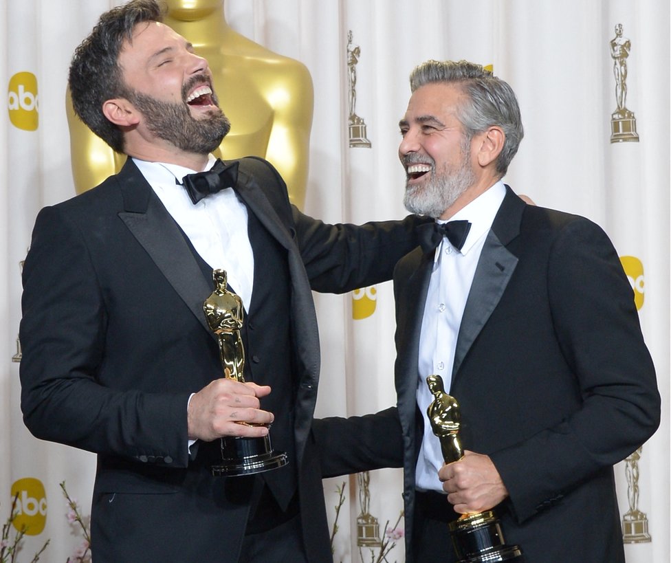 Ben Aflek (levo) i Džordž Kluni slave posle dobijanja nagrade za najbolji film za Argo 2013. godine - poslednji put kad je Vorner uspeo da osvoji najprestižniju nagradu