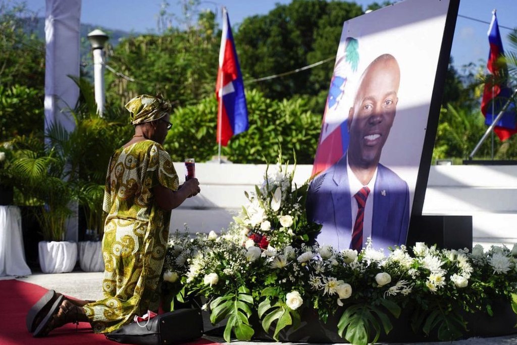 Žena posećuje grob Jovenela Moisa