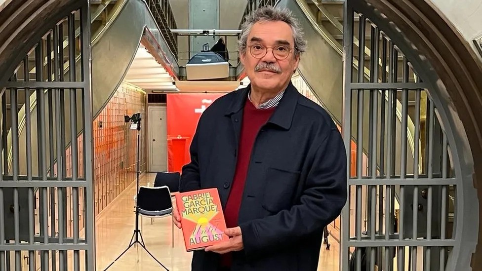 Gonzalo Garsija Barča drži kopiju knjige Vidimo se u avgustu