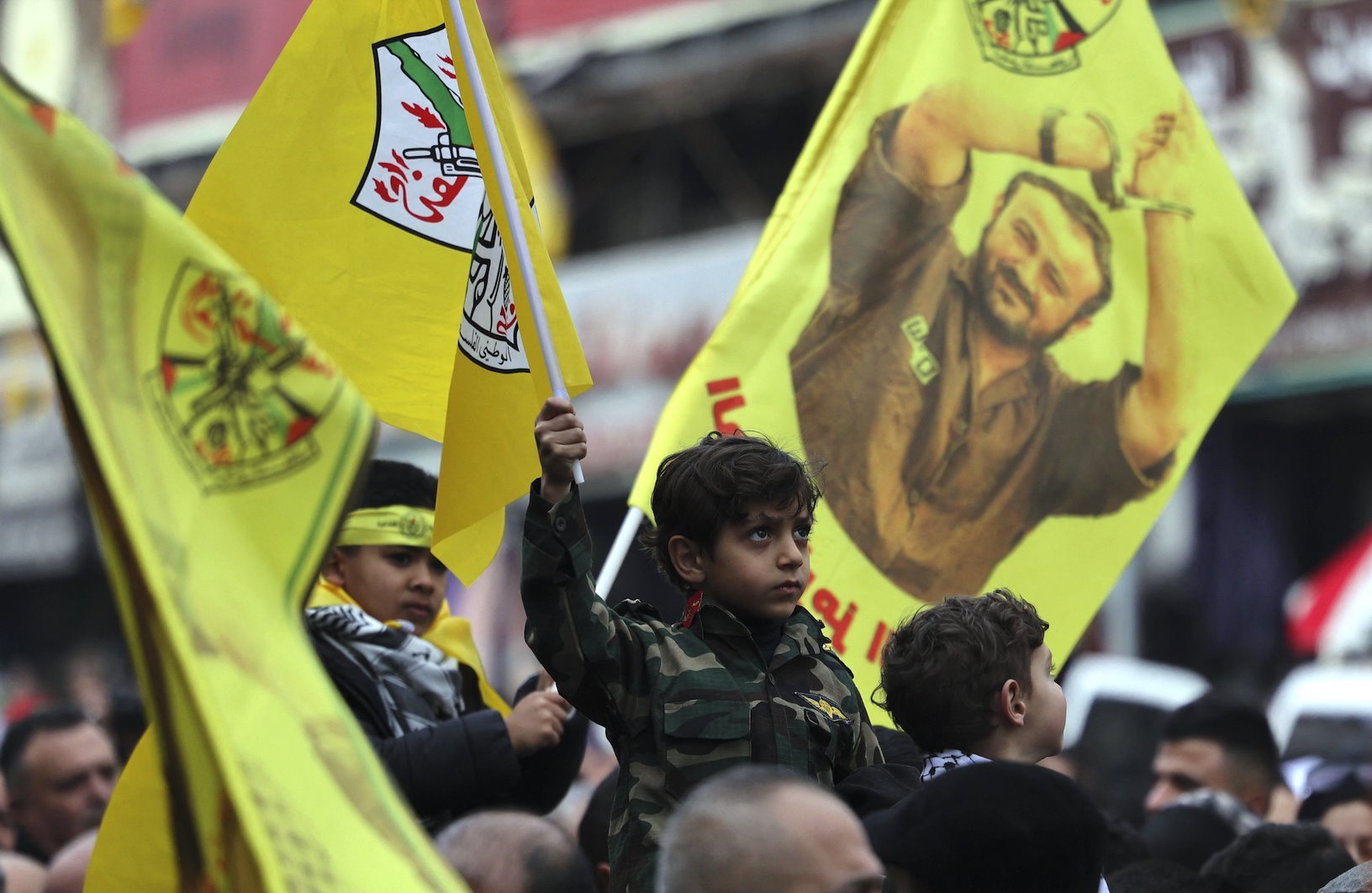 Palestinci mašu transparentima sa sloganima koji zahtevaju Bargutijevo oslobađanje nazivajući ga „simbolom slobode"
