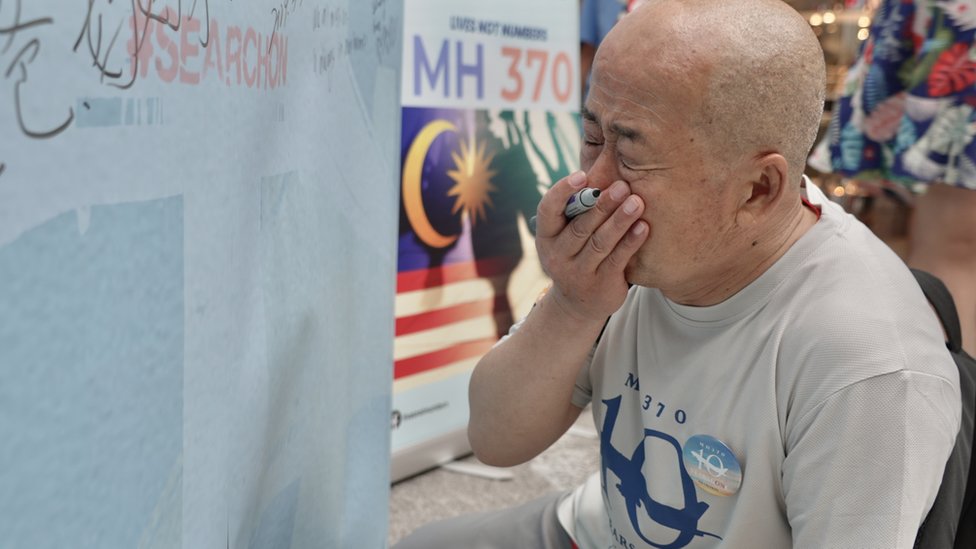 Let MH370: Misterija pada malezijskog aviona koja 10 godina progađa porodice poginulih 1 Li jeca dok piše poruku nestalom sinu