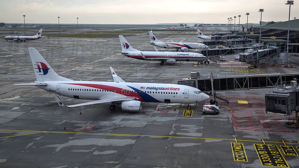 Let MH370: Misterija pada malezijskog aviona koja 10 godina progađa porodice poginulih 9 Malaysian Airlines aircraft are seen through a window as they stand on the tarmac at Kuala Lumpur International Airport (KLIA) in Sepang, Selangor, Malaysia, on Tuesday, Jan. 17, 2017.