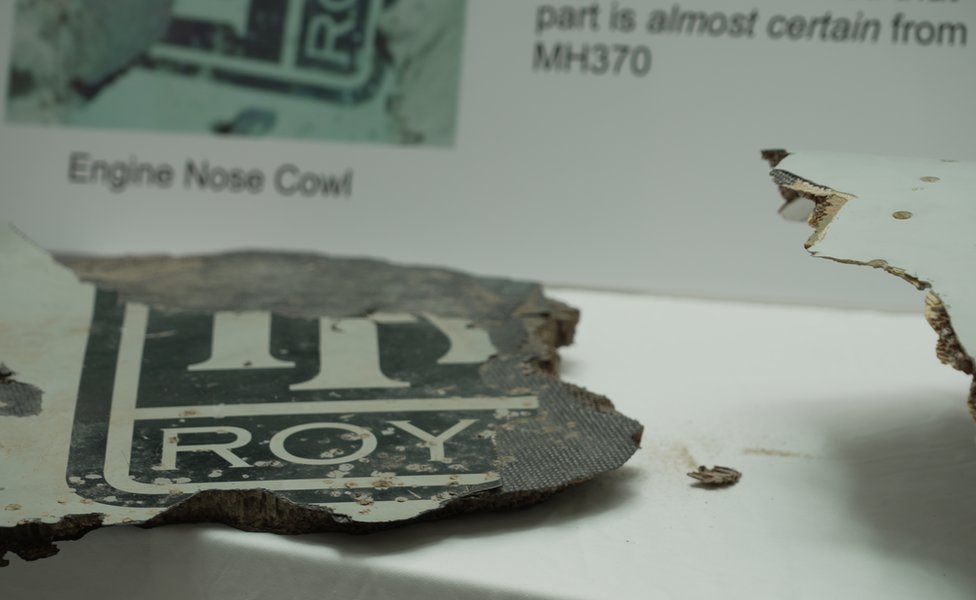 Let MH370: Misterija pada malezijskog aviona koja 10 godina progađa porodice poginulih 6 Battered pieces from the plane on display at the gathering for the 10th anniversary.