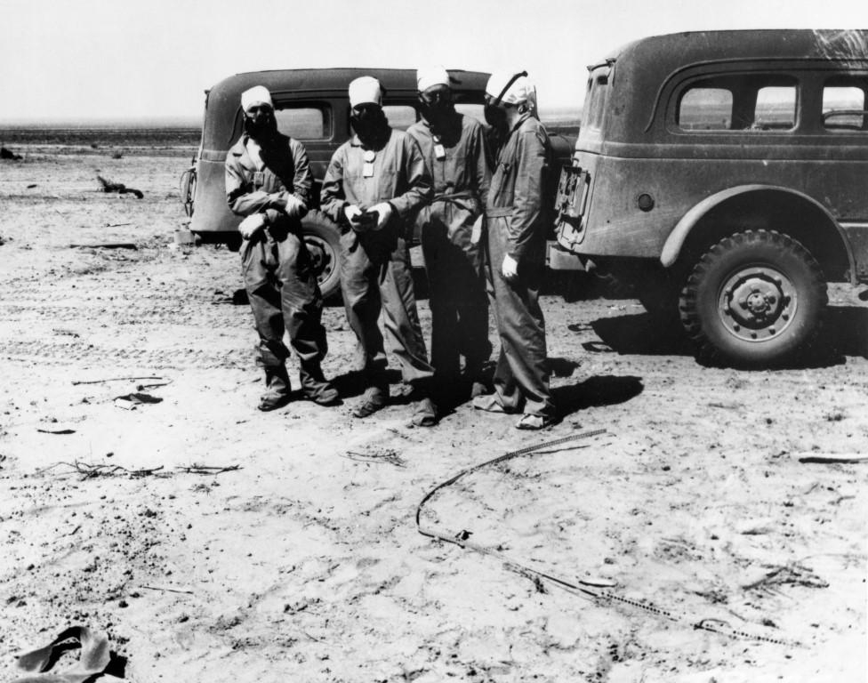 Inspektorski tim u Nultoj tački, tokom vršenja probe Triniti 1945. godine