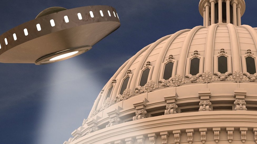 NLO: Leteći tanjiri na nebu verovatno tajni vojni testovi: Pentagon 2 A UFO hovers above the US Congress - in an illustration