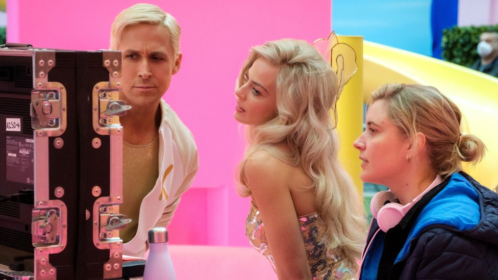 Rajan Gosling, Margo Robi i Greta Gervig na snimanju Barbi, koja je imala premijeru u julu 2023. godine