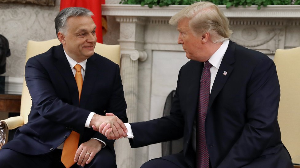 Mađarski premijer Viktor Orban (levo) rukuje se sa predsednikom SAD Donaldom Trampom