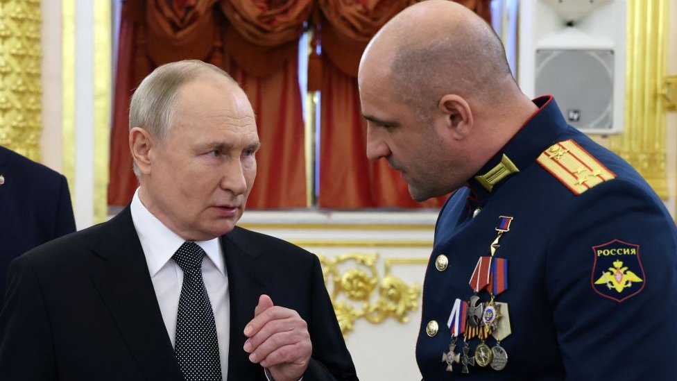 Predsednički izbori u Rusiji 2024: Putin osvojio peti mandat i poručio Zapadu „ovo je demokratija" 6 President Vladimir Putin speaking with Lieutenant Colonel Artyom Zhoga during a ceremony to present Gold Star medals to Heroes of Russia at the Grand Kremlin Palace in Moscow on December 8, 2023.