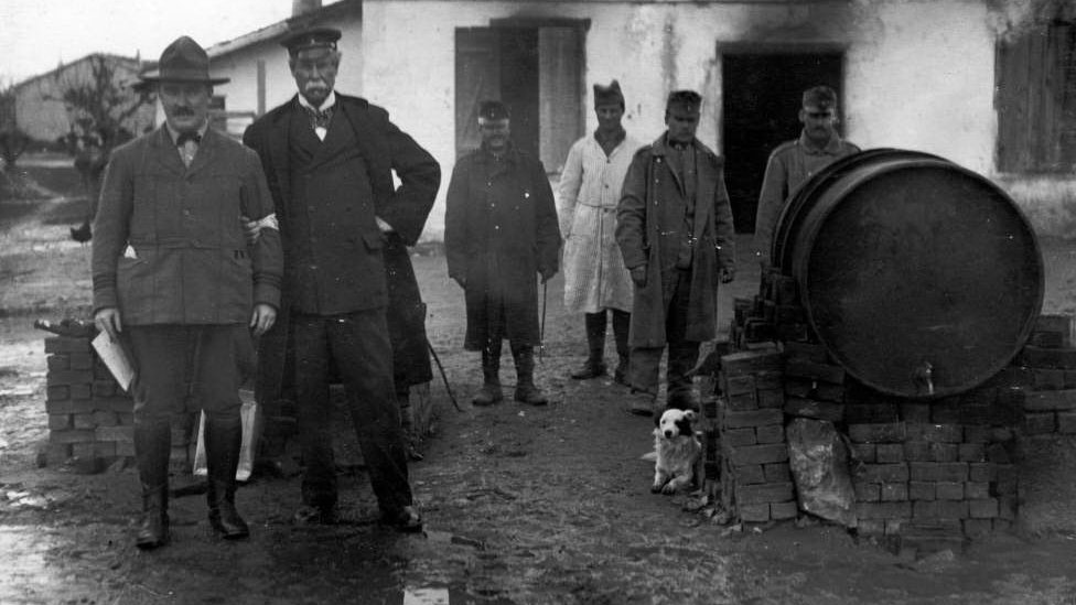 Prvi svetski rat i Srbija: Kako je jedno bure zaustavilo pomor od tifusa 4 Doktor Džejms Frensis Doneli, pripadnik američkog Crvenog krsta, žrtva tifusa 1915, sa Tomasom Liptonom, filantropom koji je pomagao Srbiji tokom Prvog svetskog rata i koji je bio počasni građanin Niša, pored improvizovanog aparata za dezinfekciju u Đevđeliji, 1915