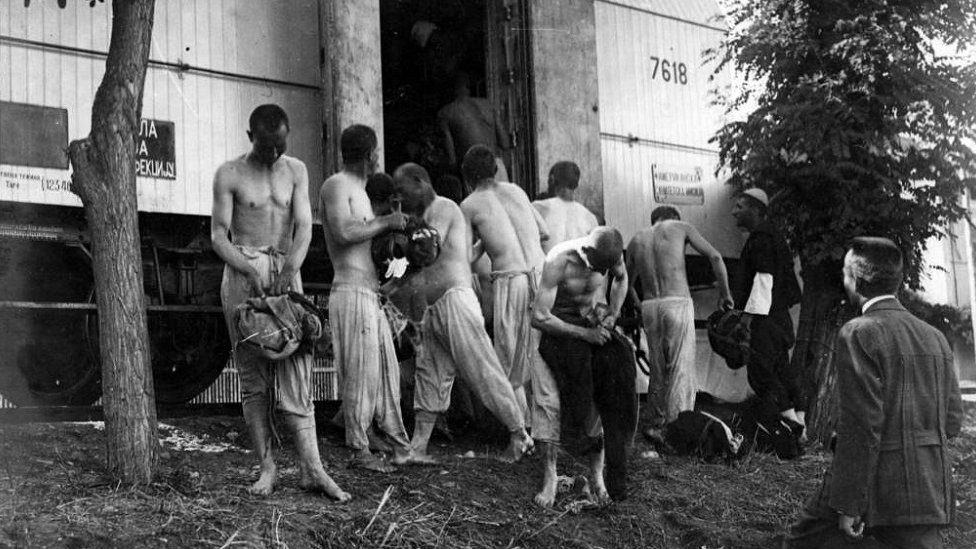 Prvi svetski rat i Srbija: Kako je jedno bure zaustavilo pomor od tifusa 6 Vojnici pripremaju i predaju svoje uniforme koje su će se dezinfikovati u vozu za dezinfekciju i vakcinaciju, 1915.