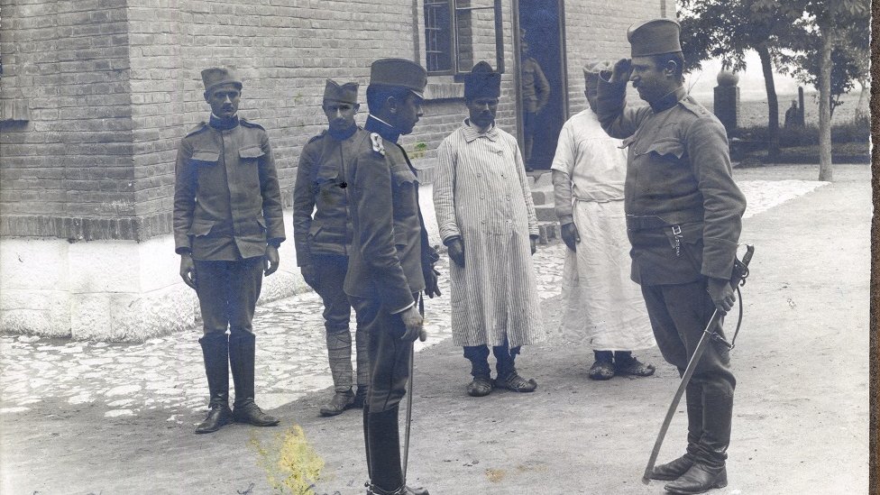 Kapetan doktor Vladimir Stanojević, upravnik Moravske stalne vojne bolnice u Nišu prima raport ujutru, 1915