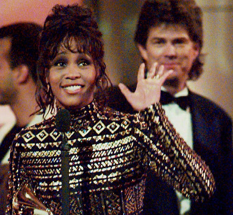 Muzika: Pola veka dugo putovanje pesme I Will Always Love You od Doli Parton do Vitni Hjuston i Elvisa 7 Hjuston nakon pobede na dodeli Gremi nagrada za pesmu I Will Always Love You, sa producentom Dejvidom Fosterom