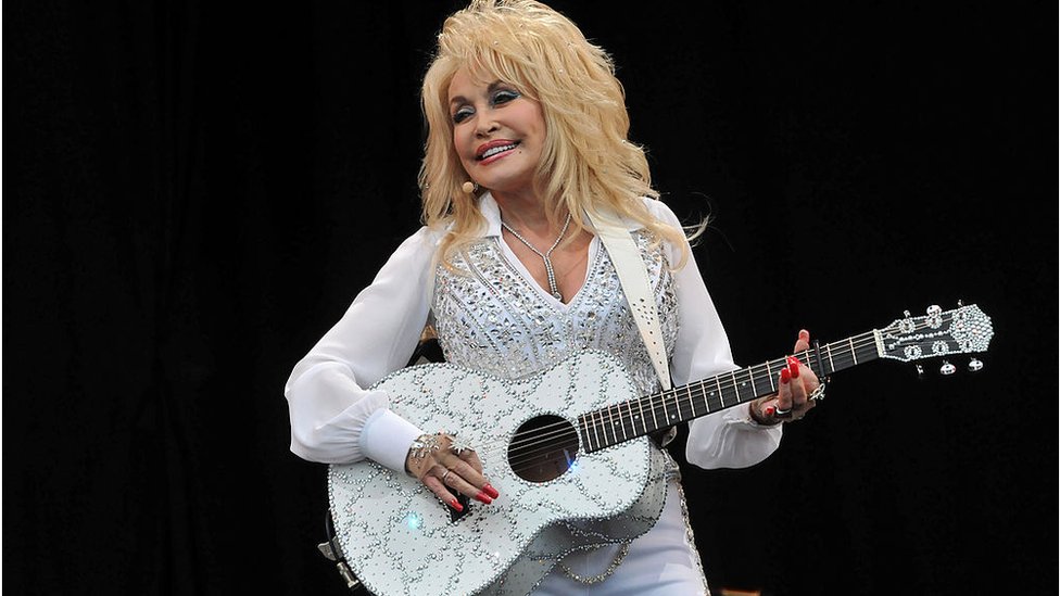 Muzika: Pola veka dugo putovanje pesme I Will Always Love You od Doli Parton do Vitni Hjuston i Elvisa 3 Doli Parton na Glastonberiju 2014. godine