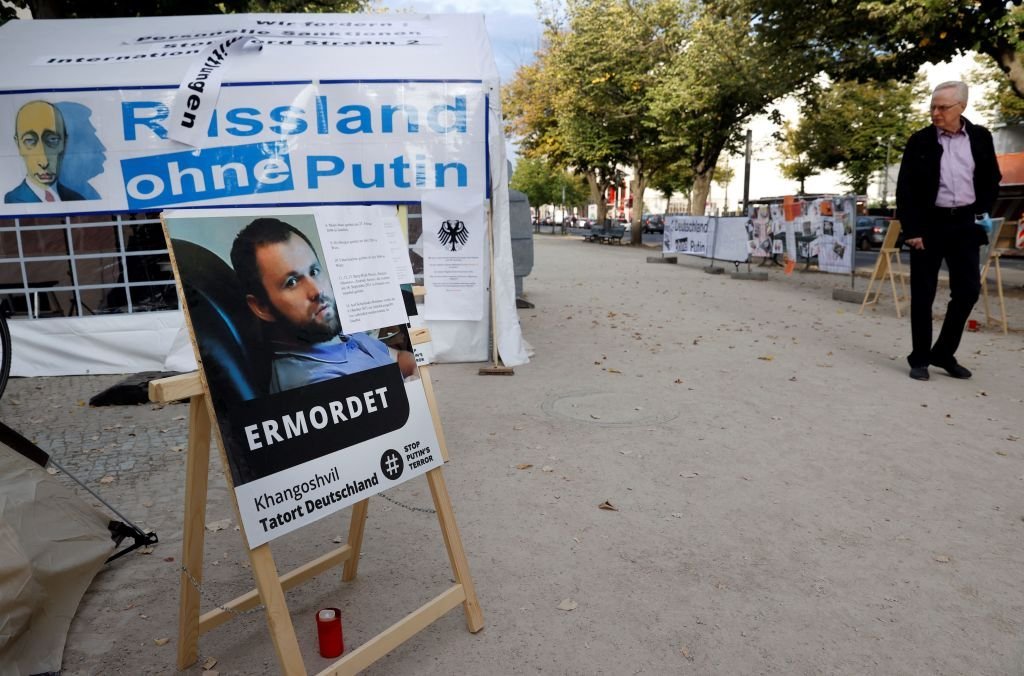 Putin želi ubicu iz Berlina Vadima Krasikova, ali razmena zarobljenika je u magli 3 A poster bearing a portrait of Georgian national Zelimahn Khangoshvili, who was shot dead by an alleged Russian operative in Berlin's Kleiner Tiergarten Park in August 2019