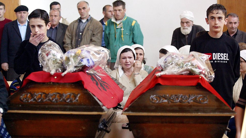 Srbija i Kosovo: Kako je martovsko nasilje pre dve decenije promenilo život i politiku 3 Sahrana dvojice albanskih dečaka u selu Čabra