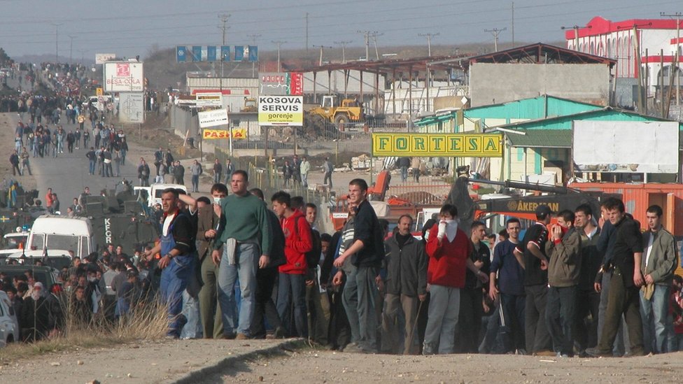 Srbija i Kosovo: Kako je martovsko nasilje pre dve decenije promenilo život i politiku 1 Skup kosovskih Albanaca nadomak Čaglavice, a švedski vojnici odvajali su ih od protesta kosovskih Srba u tom selu