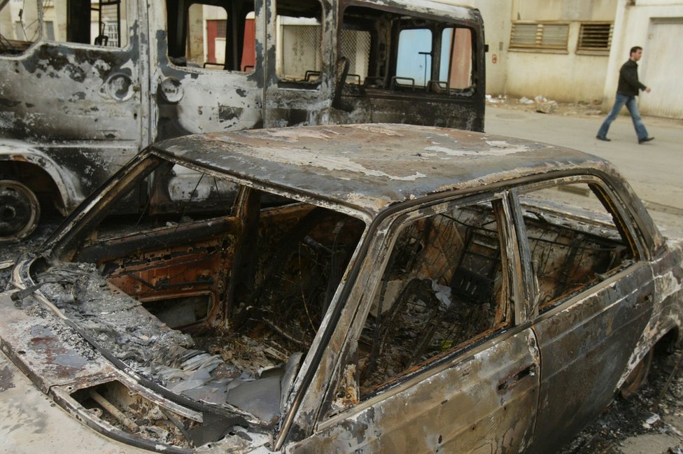 Srbija i Kosovo: Kako je martovsko nasilje pre dve decenije promenilo život i politiku 5 Spaljena vozila u delu Prištine u kojem su pretežno živeli Srbi