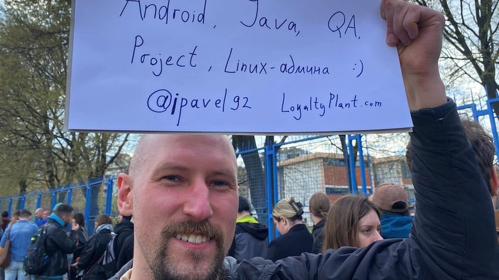 Izbori u Rusiji 2024: Ruski državljani u Srbiji čekaju duže od dva sata da bi glasali na izborima 4 Pavel je odlučio da pokuša da traži saradnike među ljudima koji čekaju da glasaju