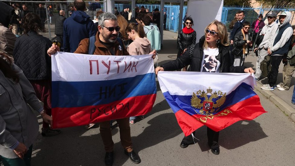 Pored antiratnih aktivista prisutunih ispred biračkog mesta u Beogradu, primećeni su i ljudi koji podržavaju Vladimira Putina