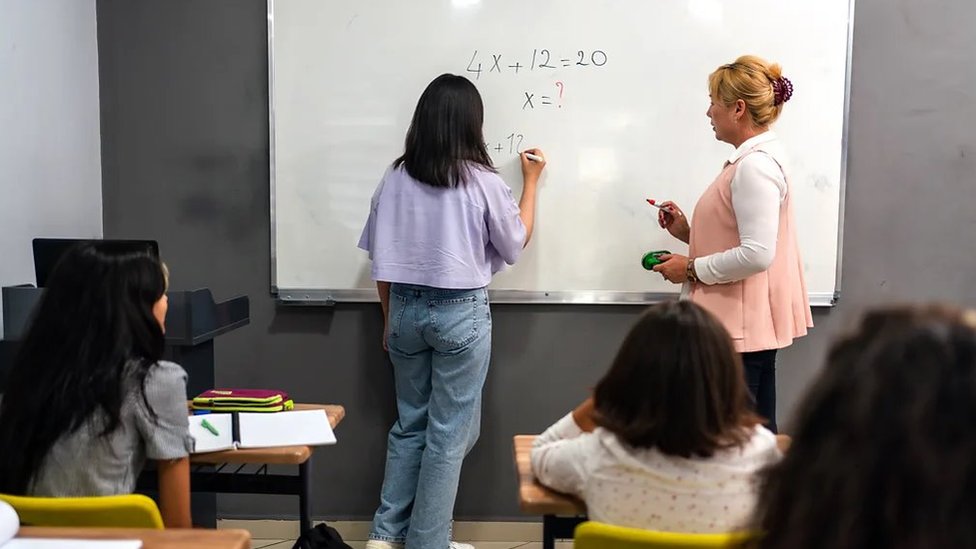 'Dodatna smena': Od žena se na poslu očekuje emocionalni rad koji nije plaćen 2 učenica, škola